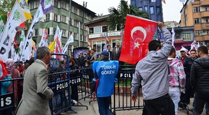 HDP'ye bayrak tepkisi HDP'ye bayrak tepkisi