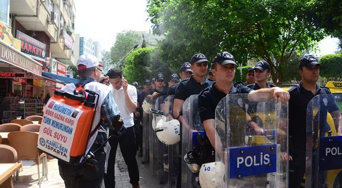 Adana&#039;da bir kişi polislere gül suyu sıktı