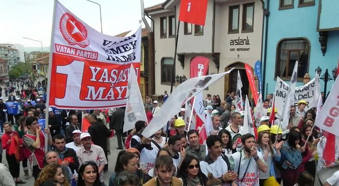 'Taksim Meydanı'nda 2 bin 500 kişi ile 1 Mayıs kutlaması 'Taksim Meydanı'nda 2 bin 500 kişi ile 1 Mayıs kutlaması