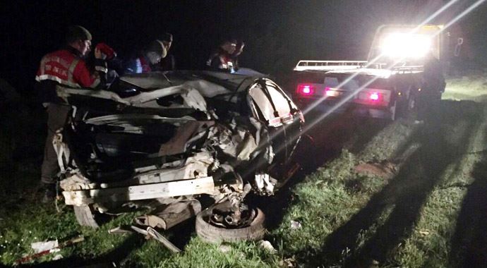 Otomobil uçuruma devrildi: 2 ölü Otomobil uçuruma devrildi: 2 ölü