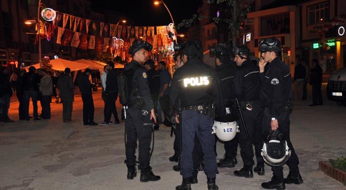 Bolu'da bayrak asma gerginliği, yaralılar var Bolu'da bayrak asma gerginliği, yaralılar var