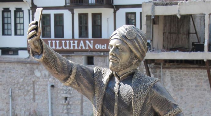 Selfie yapan şehzadenin telefonu kırıldı Selfie yapan şehzadenin telefonu kırıldı