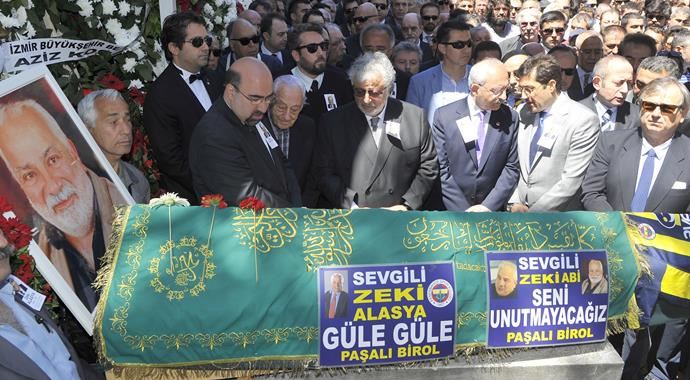 Metin Akpınar, hayat arkadaşı Zeki Alasya'yı böyle toprağa verdi Metin Akpınar, hayat arkadaşı Zeki Alasya'yı böyle toprağa verdi