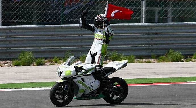 Kenan Sofuoğlu üst üste 3. kez zirvede Kenan Sofuoğlu üst üste 3. kez zirvede