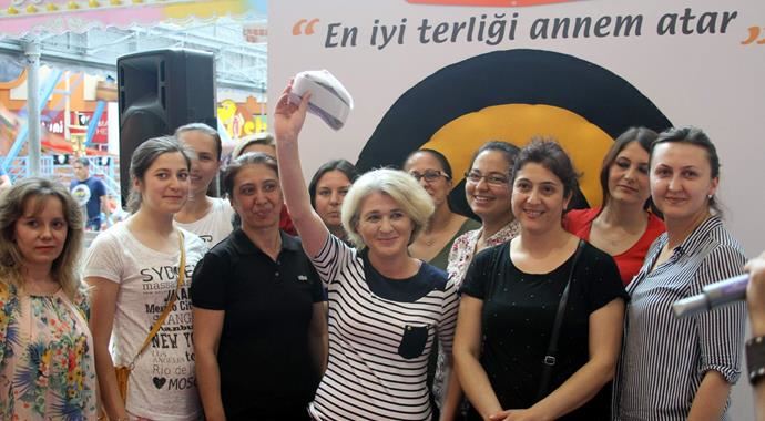 Annelerin 'En iyi terliği ben fırlatırım' yarışması Annelerin 'En iyi terliği ben fırlatırım' yarışması