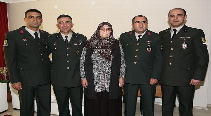 4 oğlu da asker olan anneye sürpriz 4 oğlu da asker olan anneye sürpriz