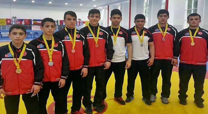Milli güreşçiler, Romanya'dan 39 madalya ile döndü Milli güreşçiler, Romanya'dan 39 madalya ile döndü