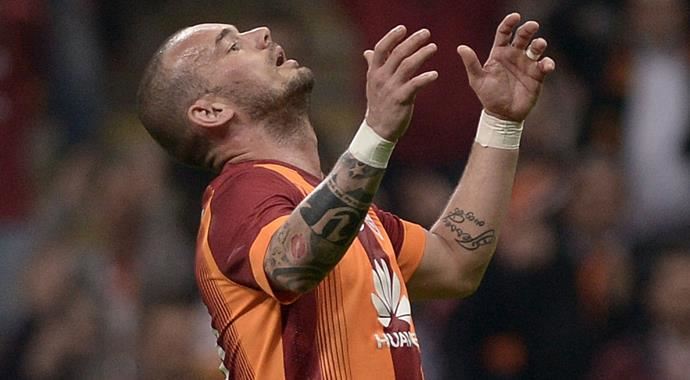 Beşiktaş maçı bitti Galatasaray Sneijderli mesaj verdi Beşiktaş maçı bitti Galatasaray Sneijderli mesaj verdi