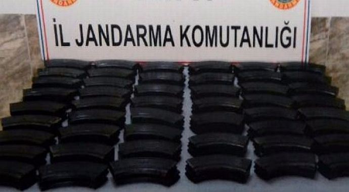 Kalaşnikof tüfeğe ait 100 şarjör ele geçirildi Kalaşnikof tüfeğe ait 100 şarjör ele geçirildi