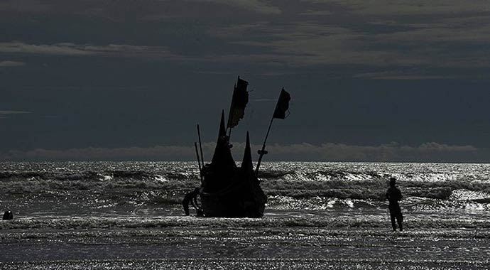 Rohingya Müslümanlarını taşıyan tekneler kıyıya vurdu