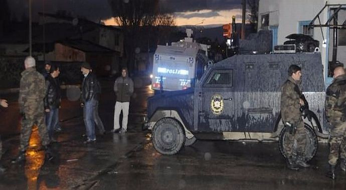 HDP'liler tahrik etti, ortalık savaş alanına döndü HDP'liler tahrik etti, ortalık savaş alanına döndü