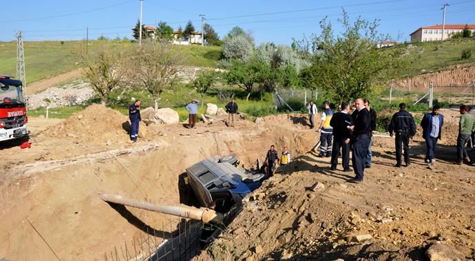 Okul servisi kanala uçtu, 1 öğrenci can verdi 5 de yaralı var Okul servisi kanala uçtu, 1 öğrenci can verdi 5 de yaralı var
