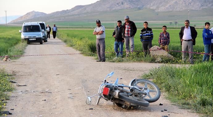 Minibüs motosiklete çarptı, 1 ölü