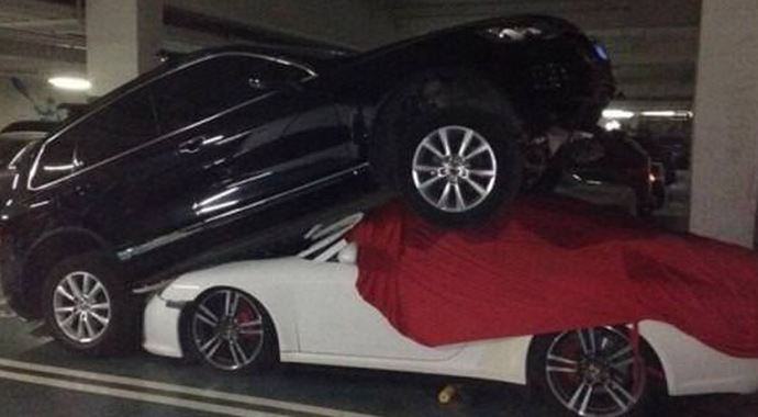 Kadın sürücü Porsche 911'i pert etti Kadın sürücü Porsche 911'i pert etti