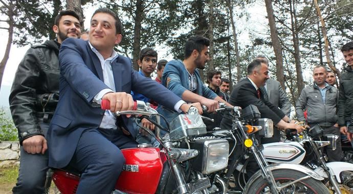 Vekil adayının motosikletli seçim gezisi