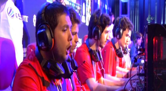 Şampiyonluk için gün boyunca oyundan başlarını kaldırmadılar Şampiyonluk için gün boyunca oyundan başlarını kaldırmadılar