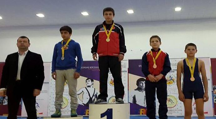 Başakşehirli güreşçiler madalyaları topladı