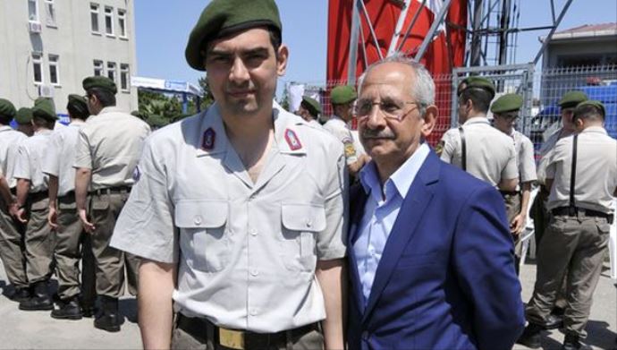 Kılıçdaroğlu'na çok benzeyen Nusret Gümüşel yemin töreninde Kılıçdaroğlu'na çok benzeyen Nusret Gümüşel yemin töreninde