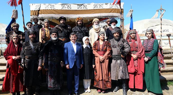 Davutoğlu&#039;ndan &#039;Diriliş Ertuğrul&#039;a sürpriz ziyaret!