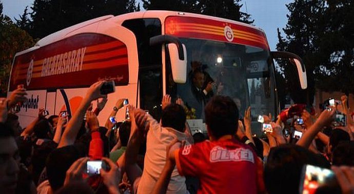 Galatasaray'da coşkulu karşılama! Galatasaray'da coşkulu karşılama!