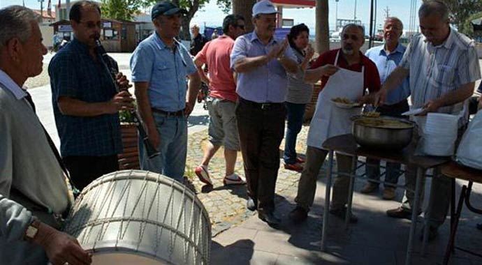 Kenan Evren'in ardından davullu zurnalı helva dağıttılar Kenan Evren'in ardından davullu zurnalı helva dağıttılar