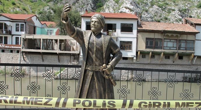 Amasya'daki 'selfie'ci şehzadenin elindeki kılıç da kırıldı Amasya'daki 'selfie'ci şehzadenin elindeki kılıç da kırıldı