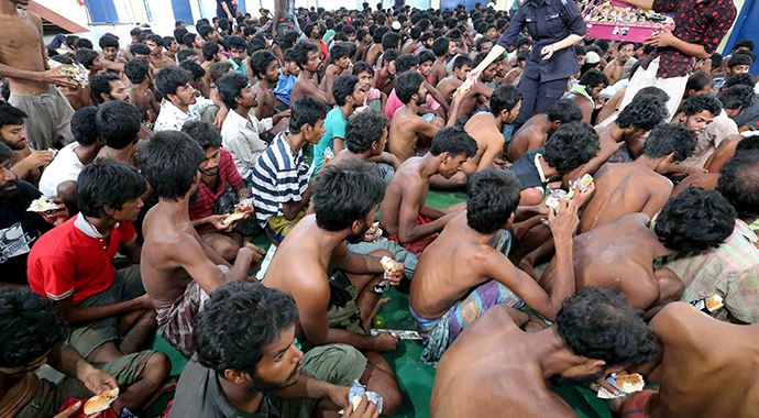 Arakan Müslümanlarını taşıyan tekneler kıyıya vurdu Arakan Müslümanlarını taşıyan tekneler kıyıya vurdu