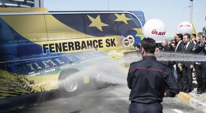 Fenerbahçe Ülker sular eşliğinde uğurlandı