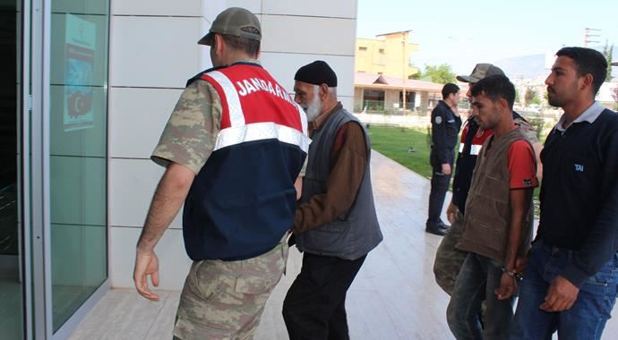 Kablo çalan dede-torun kaçarken yakalandı! Kablo çalan dede-torun kaçarken yakalandı!