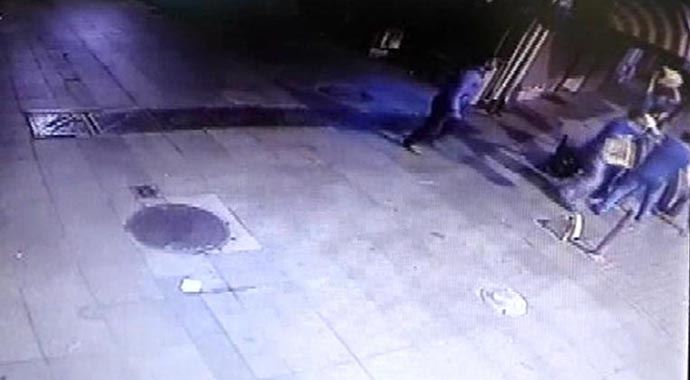 Kadıköy'de bir gencin dövüldükten sonra bıçaklanarak öldürülmesi... Kadıköy'de bir gencin dövüldükten sonra bıçaklanarak öldürülmesi...