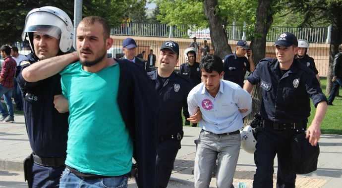 Karşıt görüşlü öğrenciler birbirlerine girdi Karşıt görüşlü öğrenciler birbirlerine girdi