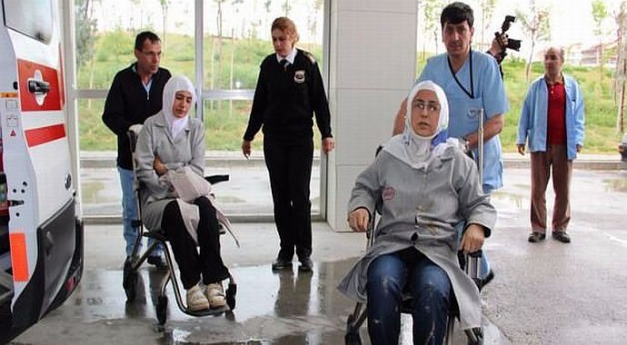 İşçi midibüsü devrildi: 22 yaralı! İşçi midibüsü devrildi: 22 yaralı!