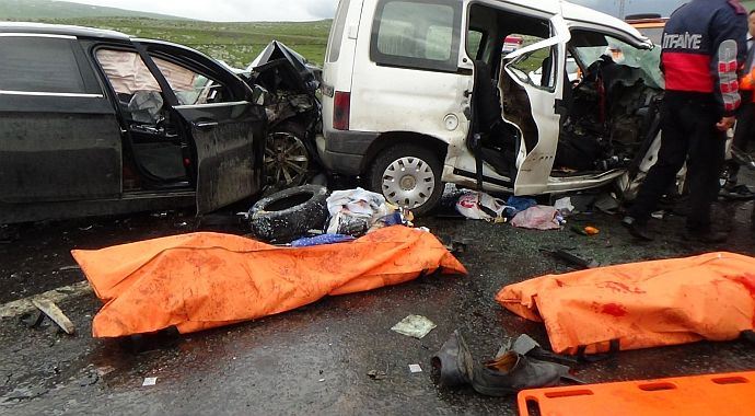 Ardahan'da trafik kazası: 6 ölü, 14 yaralı Ardahan'da trafik kazası: 6 ölü, 14 yaralı