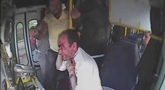 Tümseğe sert giren otobüs şoförünü dövdü Tümseğe sert giren otobüs şoförünü dövdü