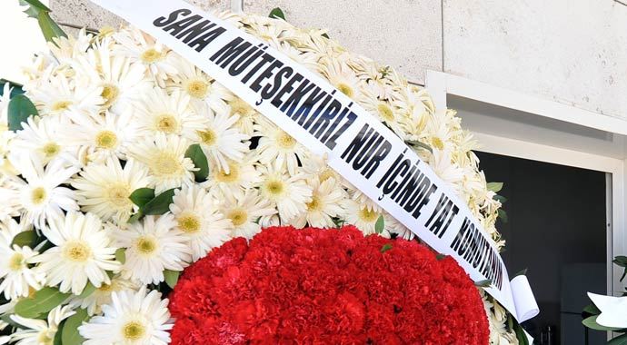 Kenan Evren&#039;in cenazesinde dikkat çeken çelenk