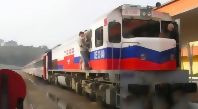 Yolcu treni raydan çıktı! 5 ölü 50 yaralı Yolcu treni raydan çıktı! 5 ölü 50 yaralı