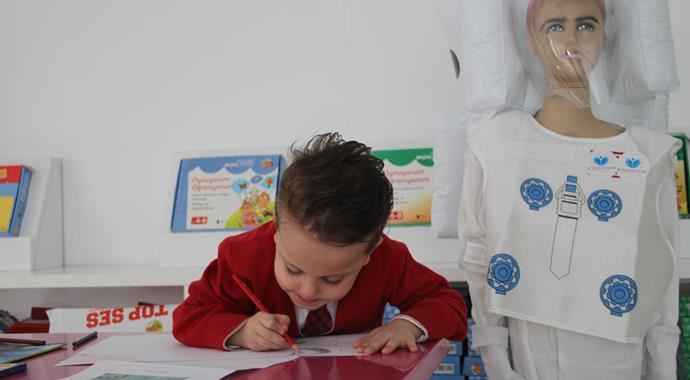 Soma'dan etkilenen 5 yaşındaki çocuk Türkiye'de bir ilk geçekleştirdi Soma'dan etkilenen 5 yaşındaki çocuk Türkiye'de bir ilk geçekleştirdi