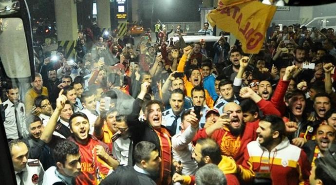 Galatasaray 'şampiyon' gibi karşılandı Galatasaray 'şampiyon' gibi karşılandı