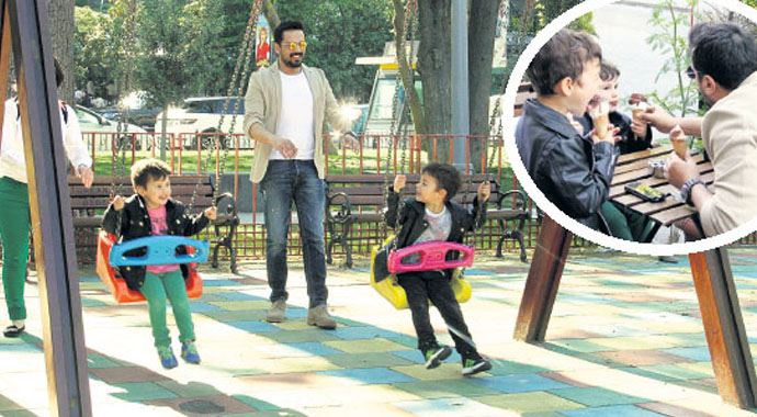 Emre Altuğ çocuklarıyla parkta Emre Altuğ çocuklarıyla parkta