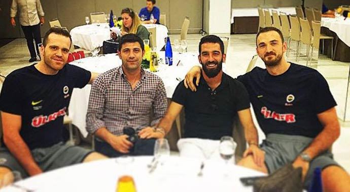 Arda Turan'dan Fenerbahçe'ye ziyaret Arda Turan'dan Fenerbahçe'ye ziyaret
