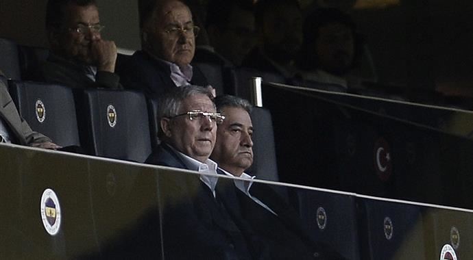 Fenerbahçe taraftarından Aziz Yıldırım ve Selçuk'a tepki! Fenerbahçe taraftarından Aziz Yıldırım ve Selçuk'a tepki!