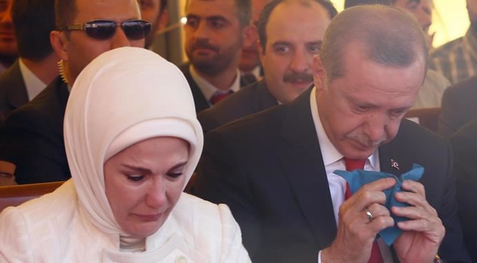 Cumhurbaşkanı Erdoğan ve eşi gözyaşlarını tutamadı