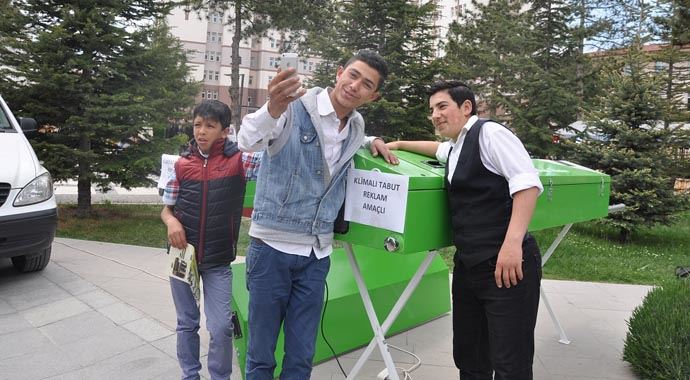 Neyin önünde selfie çektiklerini görünce hayrete düşeceksiniz! Neyin önünde selfie çektiklerini görünce hayrete düşeceksiniz!