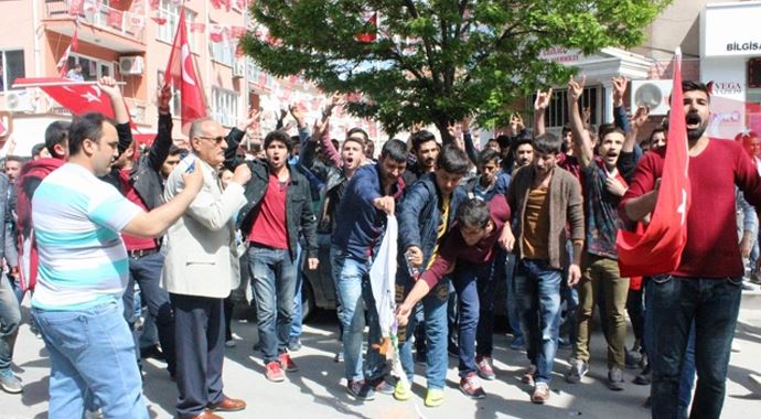 Protestocu grup HDP bayraklarını yaktı