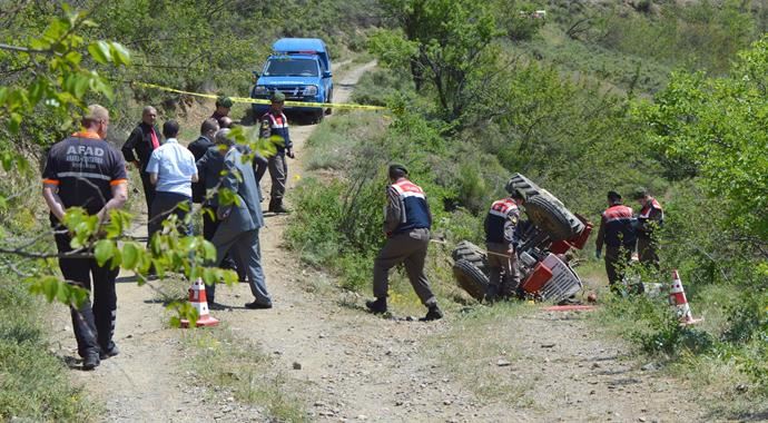 Traktör devrildi anneanne öldü, sürücü torun yaralı Traktör devrildi anneanne öldü, sürücü torun yaralı