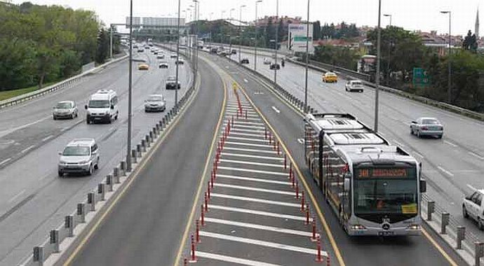 Şirinevler&#039;de bir yolcu metrobüs şoförünü bıçakladı