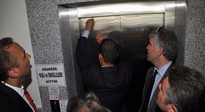 Mehmet Müezzinoğlu asansörde kaldı Mehmet Müezzinoğlu asansörde kaldı