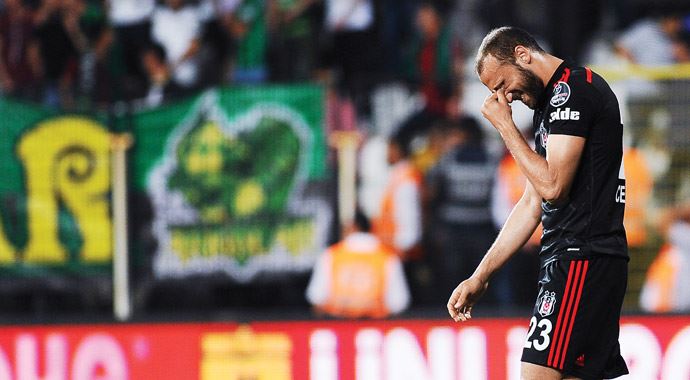 Geçen hafta Antep önünde 2 puan bırakan Beşiktaşi dün de Akhisar'a takıldı Geçen hafta Antep önünde 2 puan bırakan Beşiktaşi dün de Akhisar'a takıldı