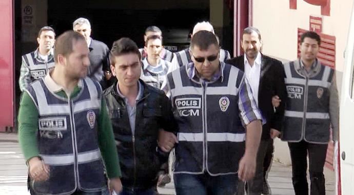 Gözaltına alınan 5 polis adliyede! Gözaltına alınan 5 polis adliyede!