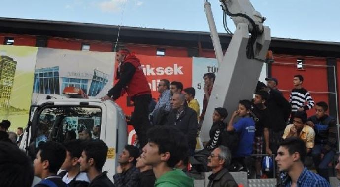 Stada giremeyen taraftar, vinç getirdi! Stada giremeyen taraftar, vinç getirdi!